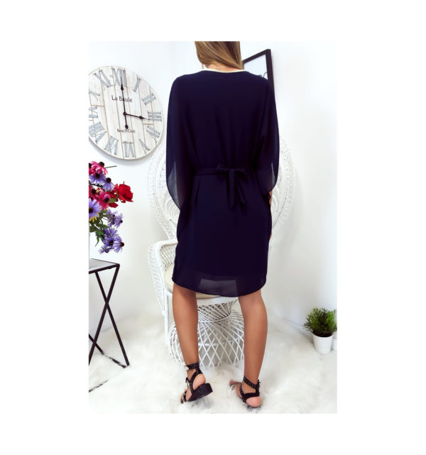 SUBLIME ROBE TUNIQUE KIMONO MARINE, TRES AMPLE AVEC CEINTURE ET JOLI ACCESSOIRES AU COL - Image 3